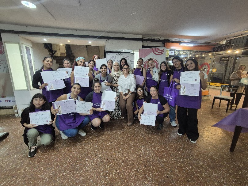 Capacitación en uñas esculpidas para fortalecer la autonomía económica